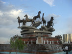 Памятник ахалкетинскому скакуну