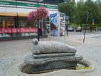 В центре города находится скульптура сайменской нерпы