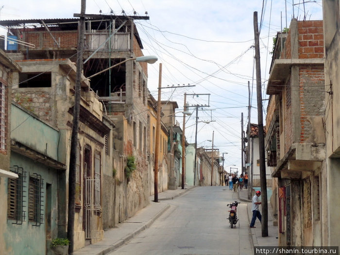 Улочка в центре города Сантьяго-де-Куба, Куба