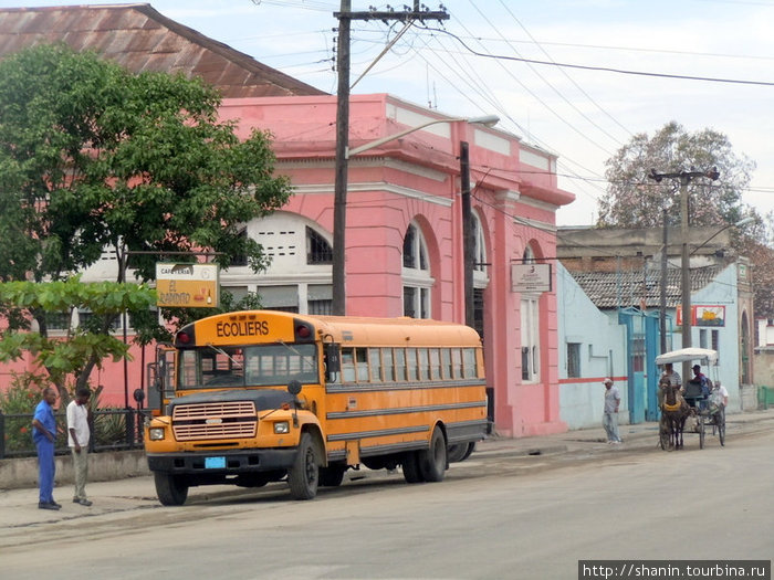 Бывший американский школьный автобус Сантьяго-де-Куба, Куба
