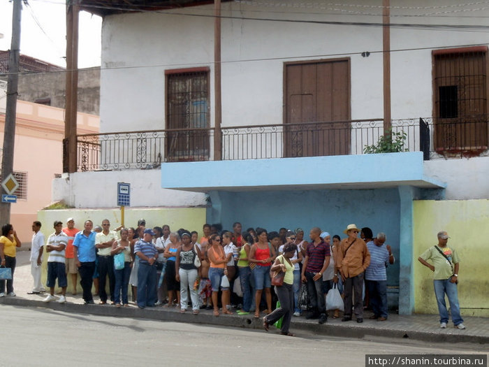 В ожидании автобуса Сантьяго-де-Куба, Куба