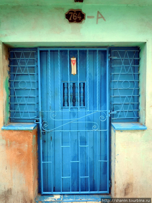 Свежепокрашенная дверь — там это редкость Сантьяго-де-Куба, Куба
