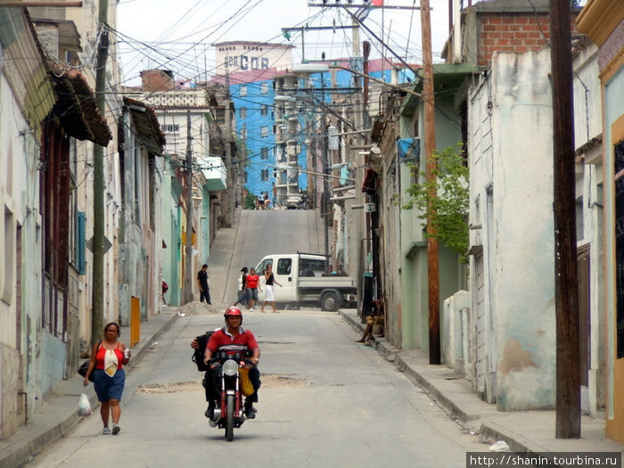 Мотоциклист на улице Сантьяго-де-Куба, Куба