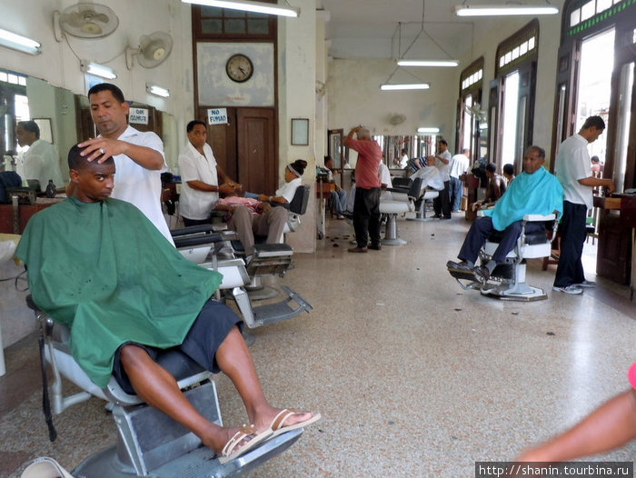 В парикмахерской Сантьяго-де-Куба, Куба