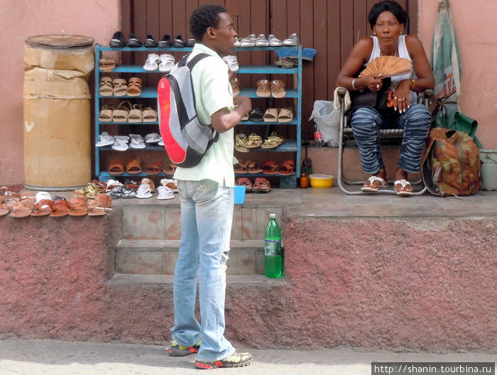 У обувного киоска Сантьяго-де-Куба, Куба