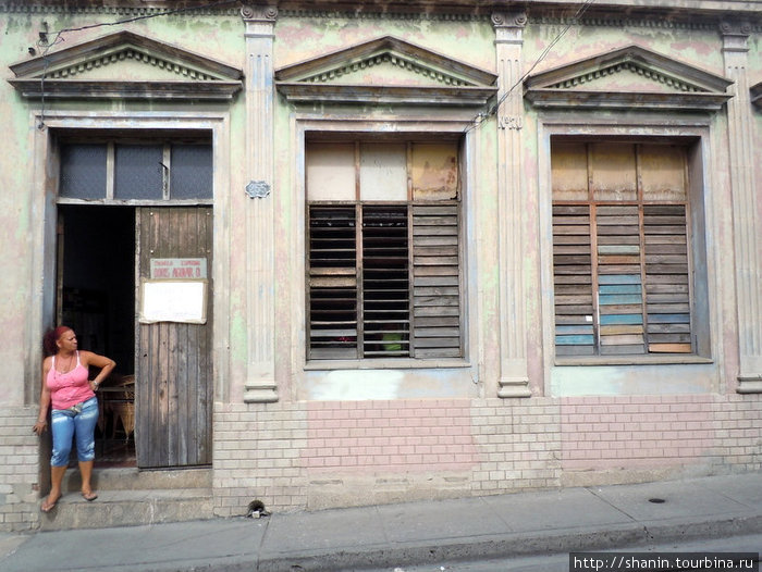 В дверях дома Сантьяго-де-Куба, Куба