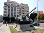 Артиллерийская самоходная установка перед входом в музей