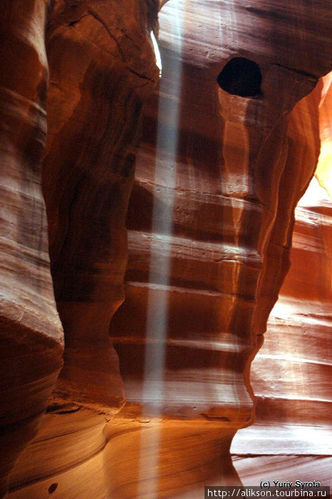 Антелоповый каньйон в Аризоне
Вертикальная светлая полоса — это луч солнца.