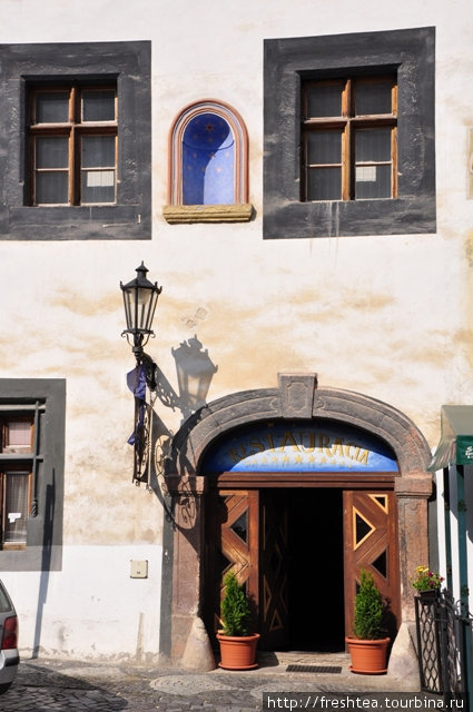 Таких колоритных старинных фасадов в Банской Штявнице — не меньше сотни. Этот ресторан рядом с центром туристической информации и напротив арт-галереи с интересной подборкой работ местных живописцев. Словакия