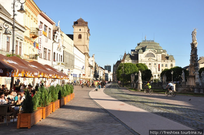 Кошице — главный город восточной Словакии — уравновешивает крайне западное положение Братиславы, официальной столицы. Все основные достопримечательности Кошице — в пределах одной улицы (Hlavna ul.). Словакия