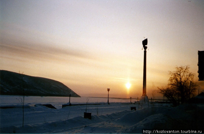 Памятный столб, посвященный первопроходцам этих мест. Ленск, Россия