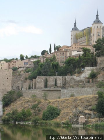 Толедо — первая столица Испании, город знаменитых испанских клинков и Эль Греко, включенный в список Всемирного наследия ЮНЕСКО.
Вид на Алькасар. Толедо, Испания