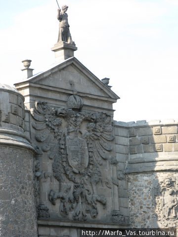 Святой Евгений — покровитель Толедо на воротах города. Толедо, Испания