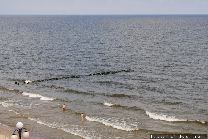 В июне вода прогревается не больше чем до 18 градусов, поэтому купающихся немного Светлогорск, Россия
