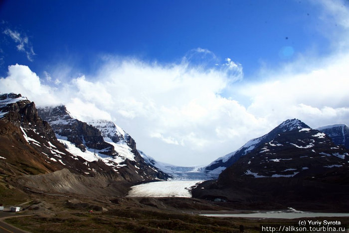 Columbia Icefield.
Это край ледника полной площадью около 350кв км. От парковки до края ледника около километра. Вдоль тропы стоят маркеры \здесь был ледник в таком-то году\. Лединк уходит... Провинция Альберта, Канада