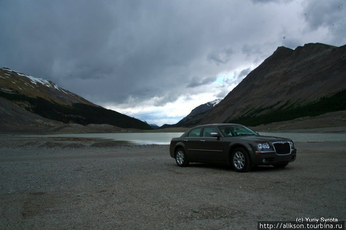 Возле Columbia Icefield. Наша машина.
В этом месте был ледник в году эдак 1882. Провинция Альберта, Канада