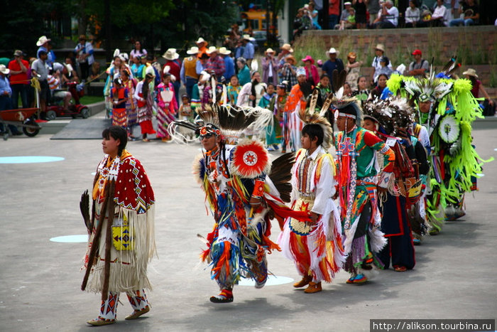 Калгери. Выступление индейцев в Olympic park. Провинция Альберта, Канада
