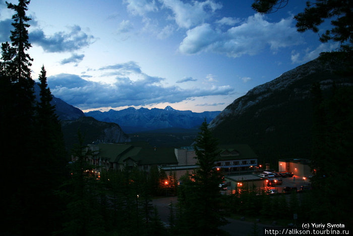 Вид с Upper Hot Springs на Rimrock Resort hotel. Провинция Альберта, Канада