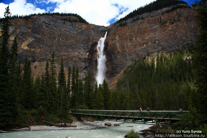 Takkakaw falls, Yoho National Park.
В переводе с индейского, название водопада означает \он великолепен\. Высотоа водопада 254м. Это самый высокий водопад в Нац Парках в Канадских Скалистых горах. Провинция Альберта, Канада