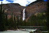 Takkakaw falls, Yoho National Park.
В переводе с индейского, название водопада означает \он великолепен\. Высотоа водопада 254м. Это самый высокий водопад в Нац Парках в Канадских Скалистых горах.