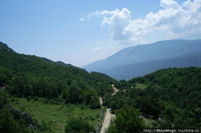 Вид из Верхнего монастыря монастырь Острог, Черногория