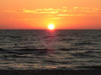 Солнце садится прямо в море, чтобы подогреть его к завтрашнему дню
