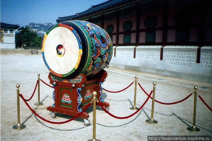 Барабан Дянго. С его первыми ударами начинается церемония смены караула у ворот Кванхвамун. Сеул, Республика Корея