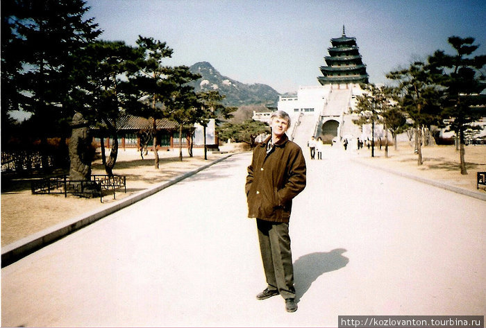 Пагода на белокаменном многоступенчатом основании — это национальный музей этнографии республики Корея. Сеул, Республика Корея