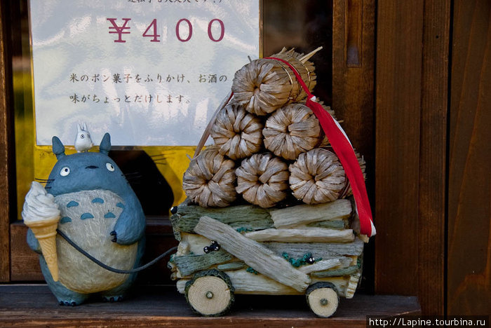 Тоторо у прилавка с мороженым Огимати, Япония