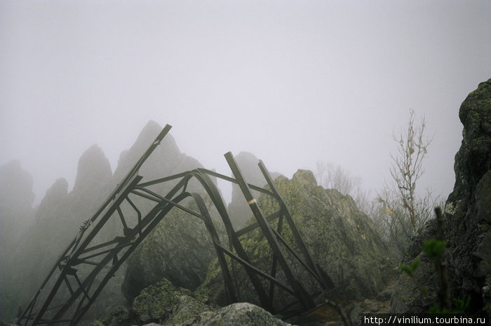 Остатки вышки на вершине Двуглавой сопки Златоуст, Россия