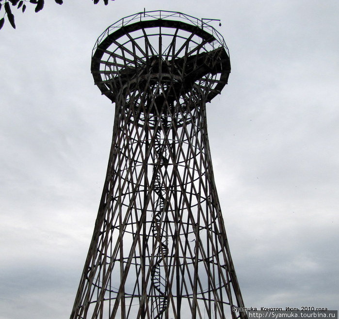 В верхней части башни сделана кольцевидная металлическая площадка для бака, к ней ведет винтовая лестница. Конотоп, Украина