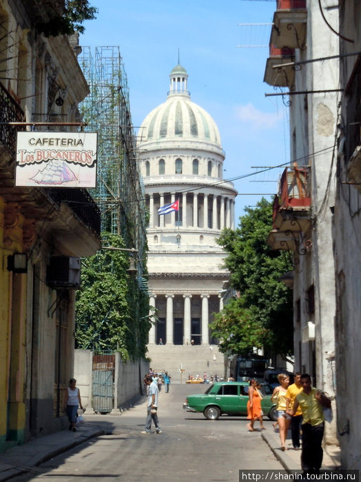 Капитолий виден издалека Гавана, Куба