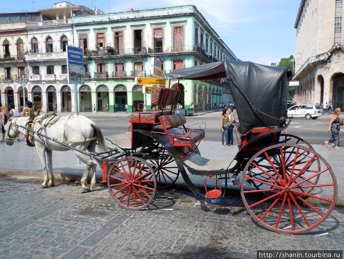 Стоянка фаэтонов перед Капитиолием Гавана, Куба