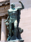 Скульптура у входа в Капитолий