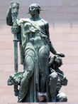 Скульптура у входа в Капитолий