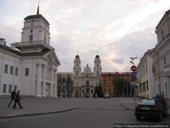Слева — Минская Ратуша. Прямо — католический собор Минск, Беларусь