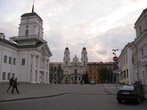 Слева — Минская Ратуша. Прямо — католический собор
