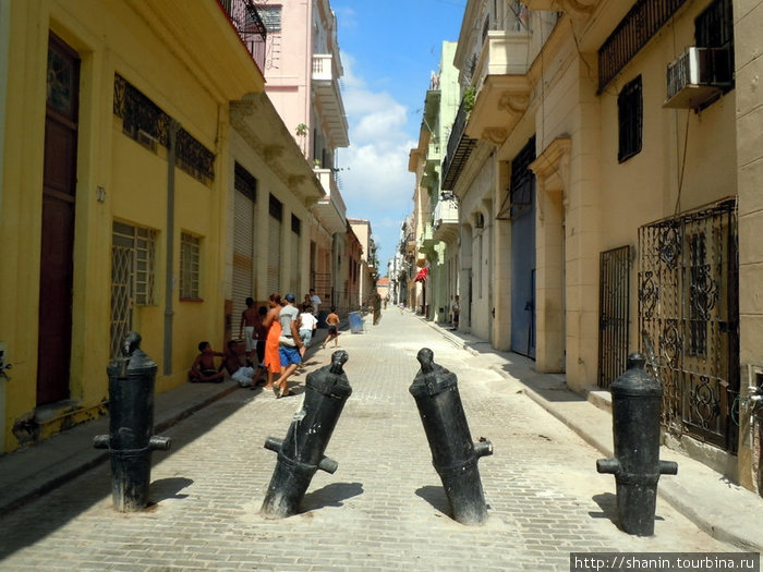 Пушки как противотанковые заграждения Гавана, Куба