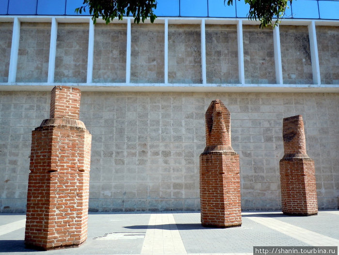 Скульптуры у Музея современного искусства Гавана, Куба