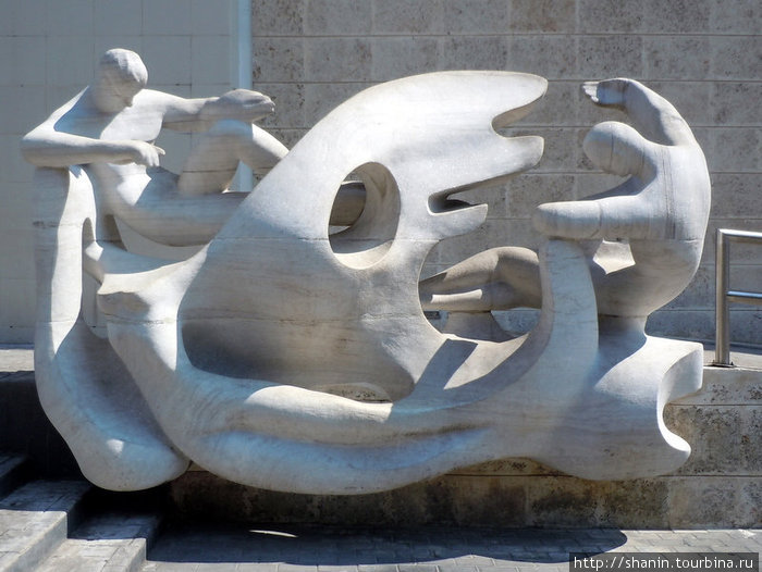Скульптура у Музея современного искусства Гавана, Куба