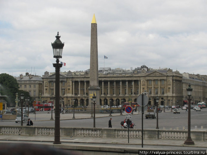 Площадь Согласия. В центре обелиск, привезенный из Египта. Париж, Франция