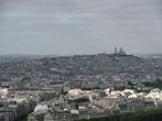 Вид на город с Эйфелевой башни. Вдали виднеется церковь Сакре-Кёр, находящаяся на холме Монмартр