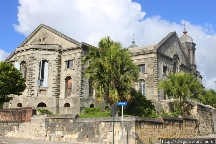 Главным историко-культурным памятником столицы считается собор Сент-Джонс, построенный в 1845 году Сент-Джонс, Антигуа и Барбуда