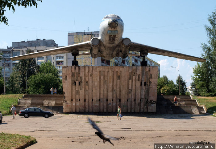 Памятник-самолет Ту-104а. Здесь же конец первого этапа соревнований Рыбинск, Россия