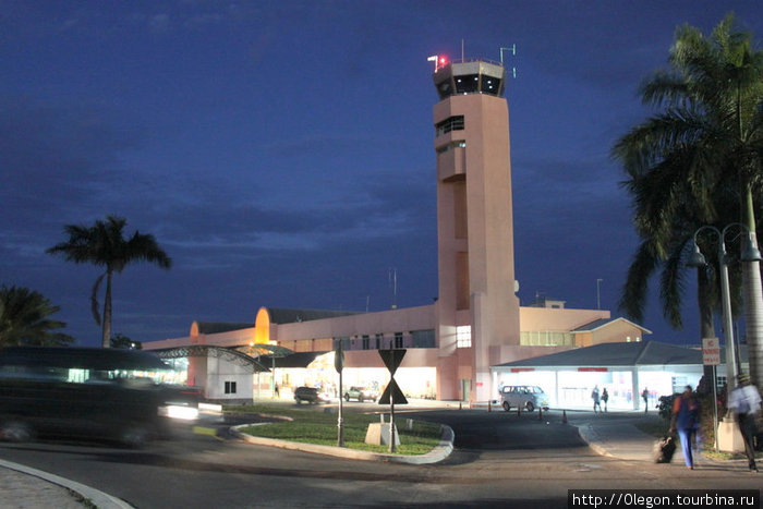 Аэропорт ночью хорошо подсвечен Остров Антигуа, Антигуа и Барбуда