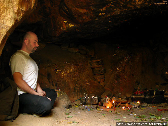 По каменой, местами сильно  размытой дождями дороге, мы спустились с вершины Гридхракуты к пещере Шарипутры  и пещере Маха Мао Гдаьяна. Раджгир, Индия