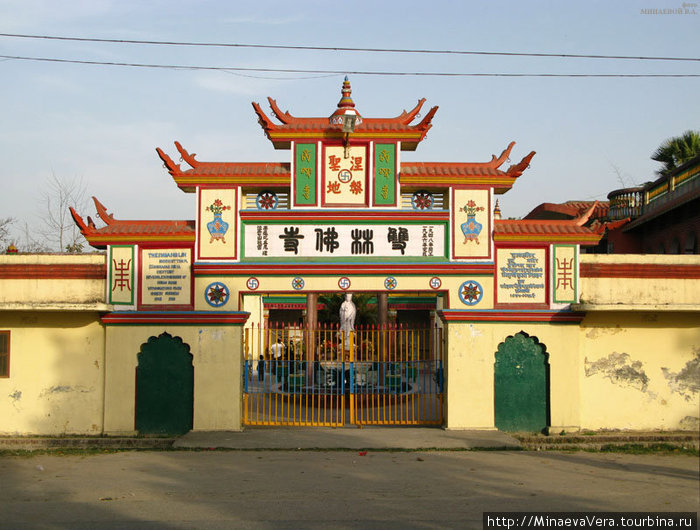 Нам разрешили жить в китайском монастыре , во дворе которого стояла статуя Гуанинь – богини милосердия. Кушинагар, Индия