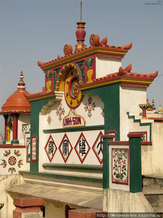 ам разрешили жить в китайском монастыре , во дворе которого стояла статуя Гуанинь – богини милосердия. Кушинагар, Индия