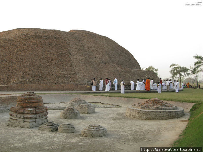 Рамабхар Ступа или Ступа Кремации. 
Эта 15-метровая Ступа датируется V веком. Когда мы подошли к Ступе, множество верующих из Шри Ланки подносили свечи и ставили их на камни ступы Кушинагар, Индия