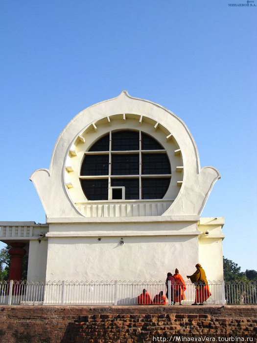 Храм и Ступа Паранирваны Будды
Храм, построенный на том месте, где Будда ушел в паринирвану. Внутри храма очень красивая 6-метровая статуя лежащего на правом боку Будды, покрытая золотым покрывалом. Кушинагар, Индия